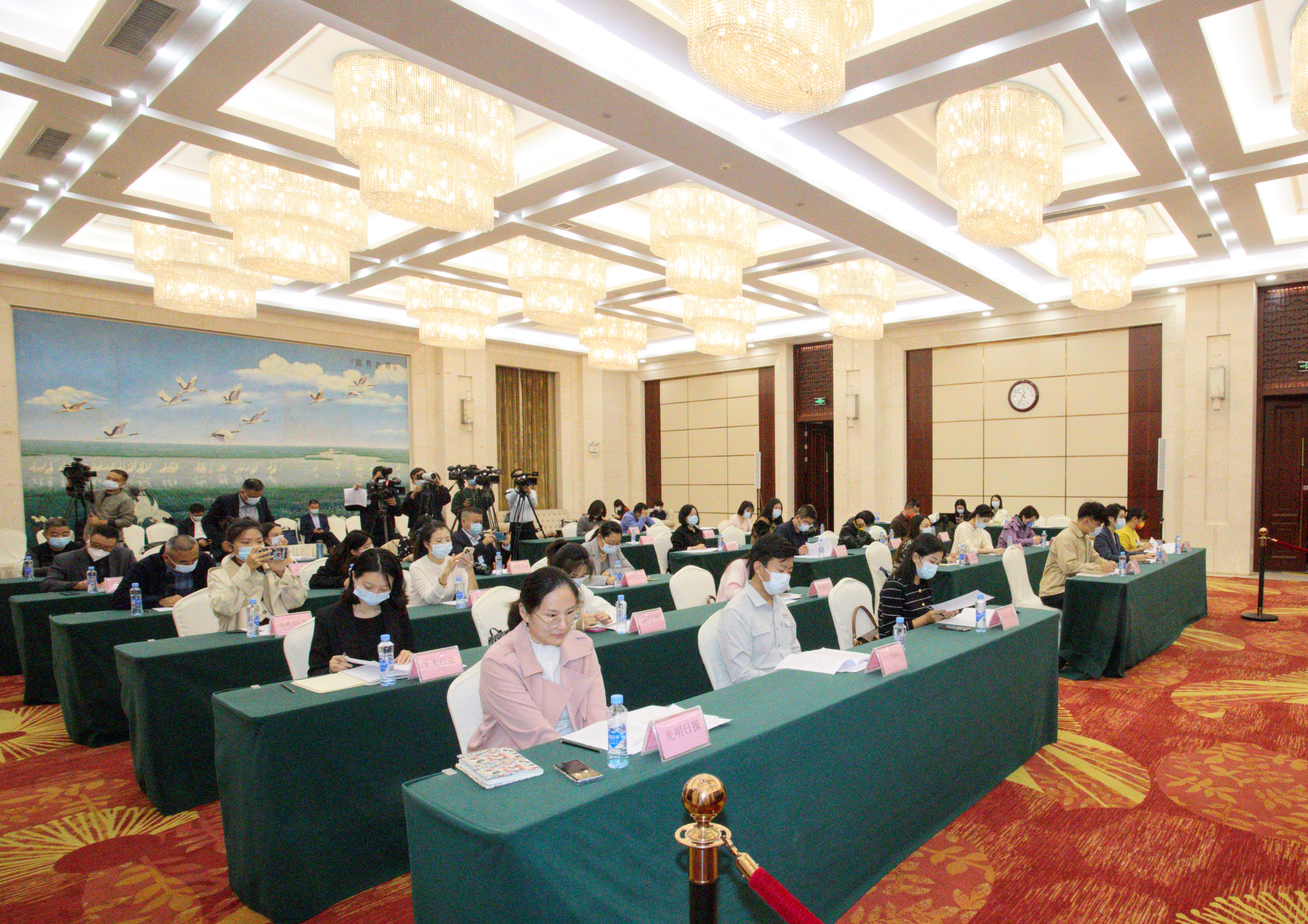 图四 20余家媒体参加了瓷博会新闻发布会.jpg