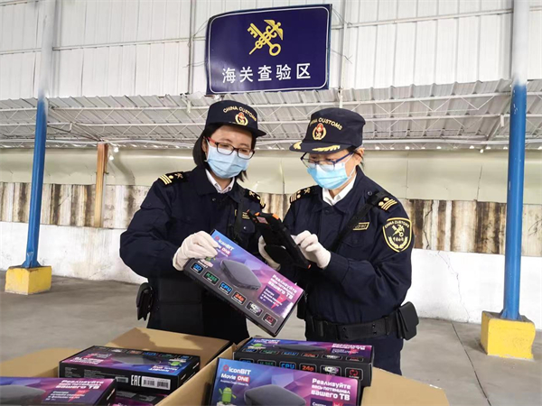 3、广州海关所属广州车站海关关员谢婉琳（左一）与同事在实施广州中欧班列货物查验.jpg