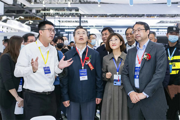 图二 出席开幕式的领导和嘉宾巡馆.jpg