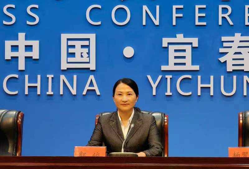 图一:宜春市医疗保障局党组书记、局长郭皎发布相关情况.jpg
