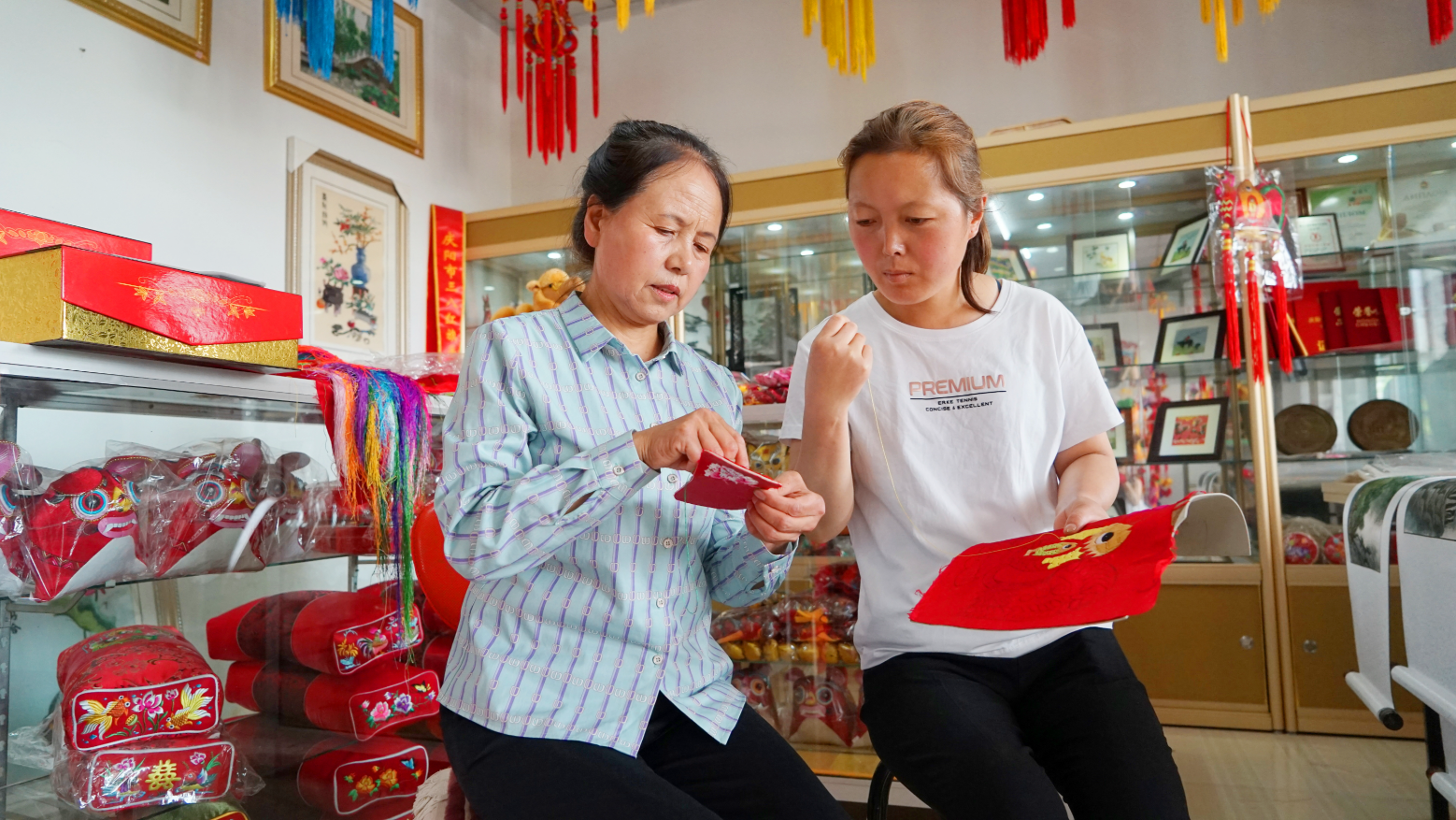 徒弟跟师傅学习香包刺绣（路世玲 摄）.png