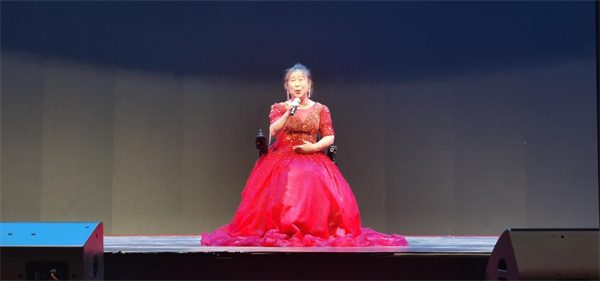 2，《我用歌声拥抱祖国》演唱者张小冰（肢体残疾人）.jpg