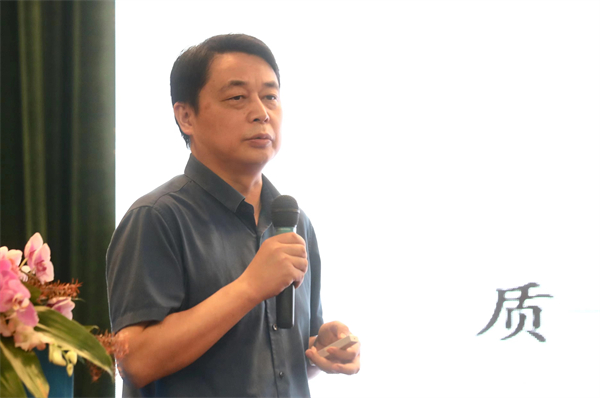 圖片4 深圳市中醫藥防治新冠肺炎專家組組長、深圳市中醫院肺病科主任陳生先生發言.jpg