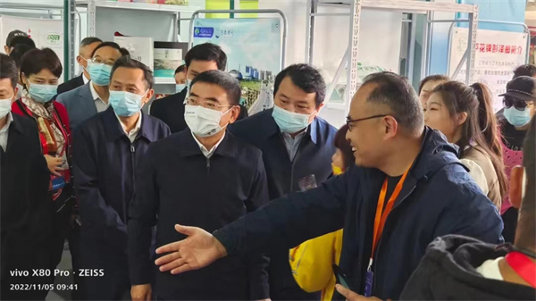 圖二 九江市委副書記蔣文定(中)等領導巡展.jpg