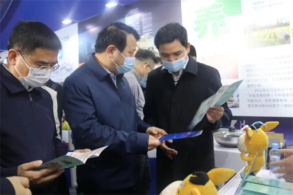 圖三 江西省文旅廳副廳長陳曉平(中)巡展.jpg