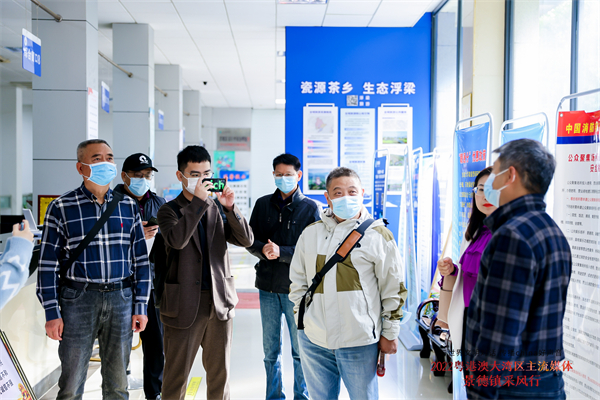 图二  媒体团在浮梁县行政服务中心采风 - 复件.jpg