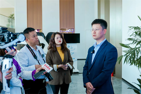 图五 县营商办干部施汇杰接受媒体采访 - 复件.jpg