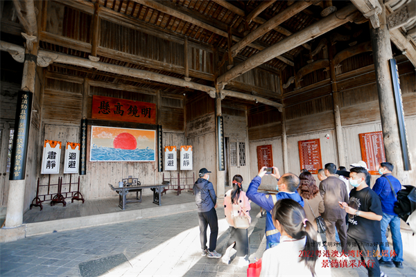 图二 媒体团在古县衙采风.JPG