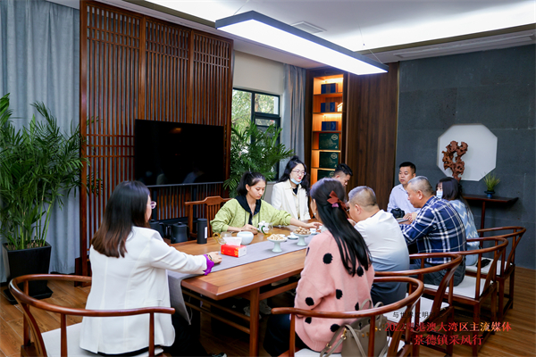 图六 媒体团一行 在浮茶集团品鉴浮梁古树红茶.JPG