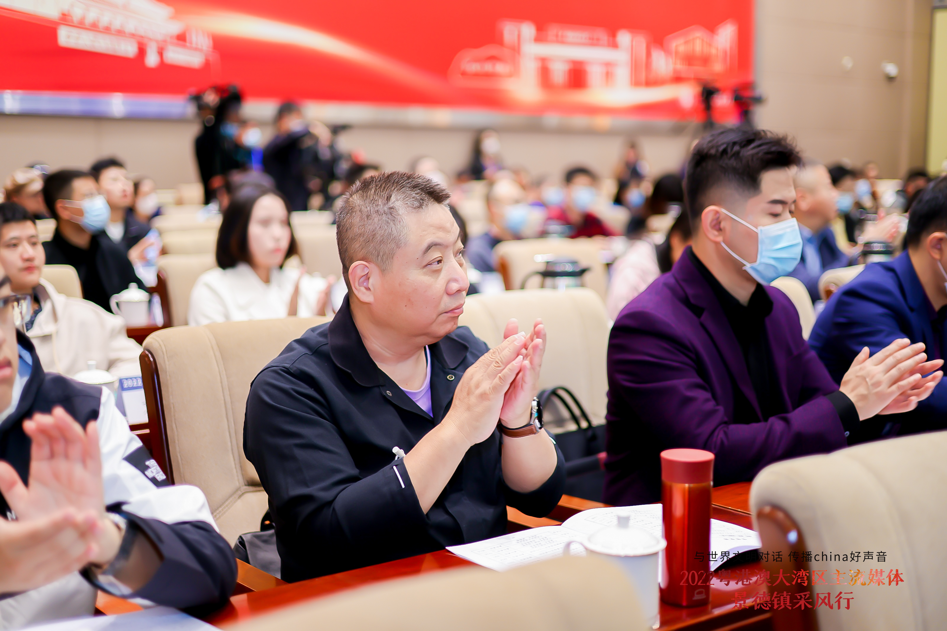 图四 香港商报社总经理戴杰（中）出席论坛.JPG