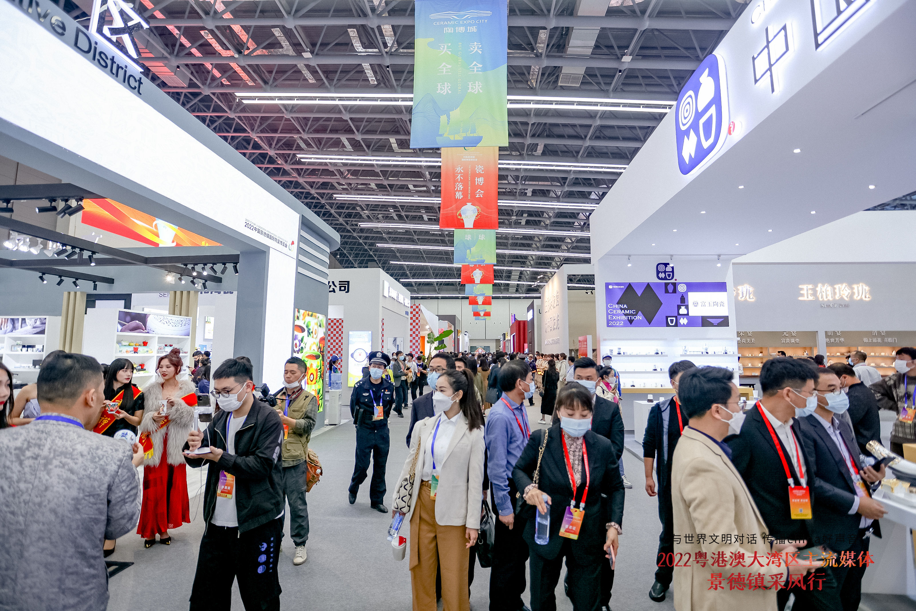 图二 新陶博城吸引诸多客商参展.JPG