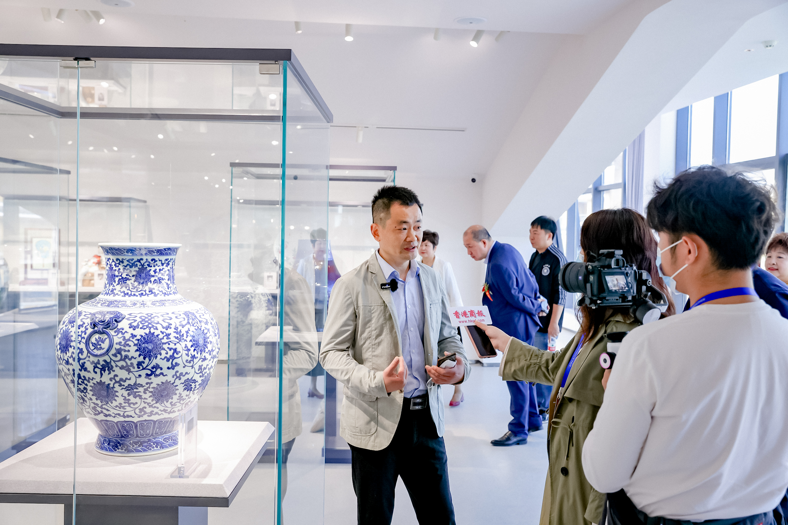 图四 非遗传人段铖刚接受湾区媒体采访.JPG