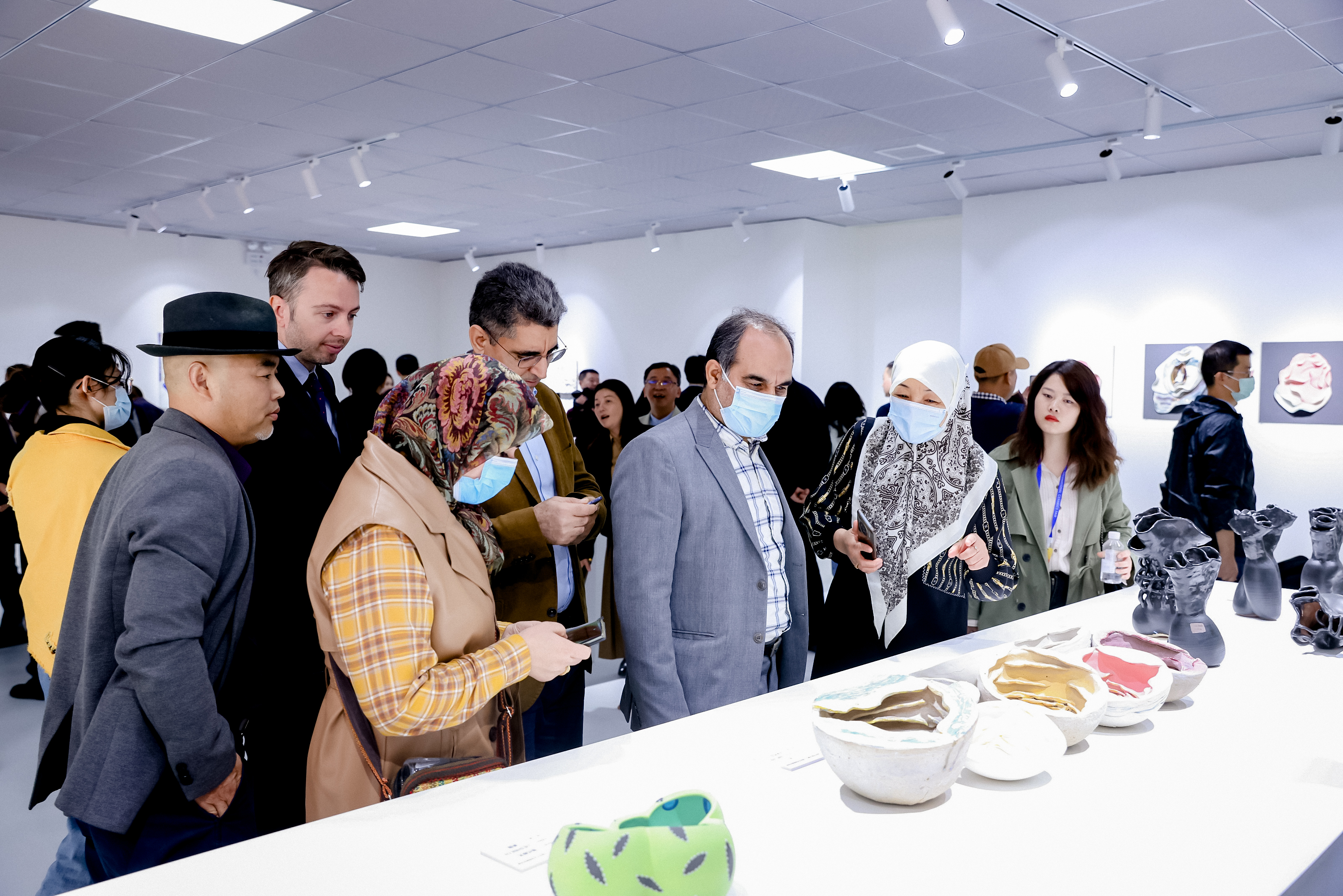 图三 与会嘉宾参观艺术展.JPG