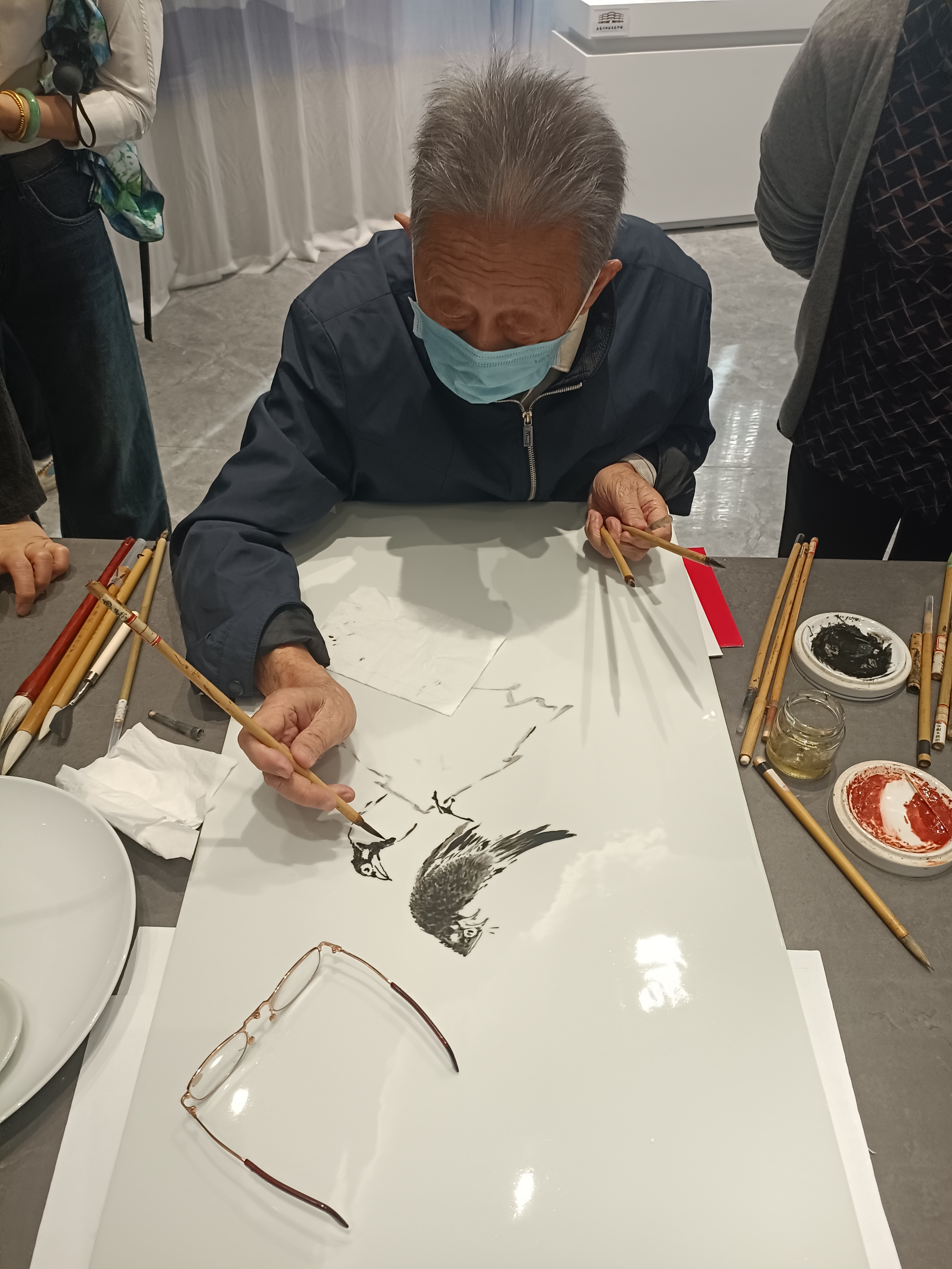 图三 邀请数位陶瓷艺术家现场创作.jpg