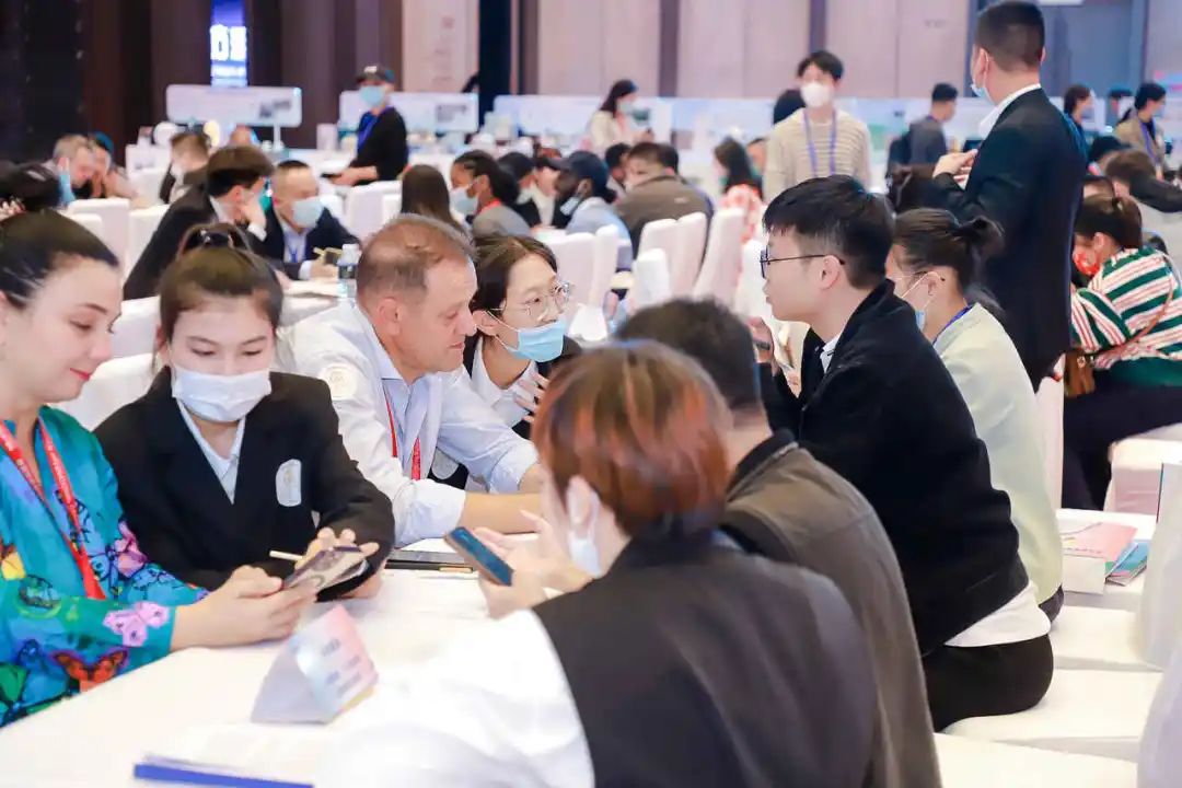 图四 供需采购对接会共计进行了100余场洽谈对接.jpg