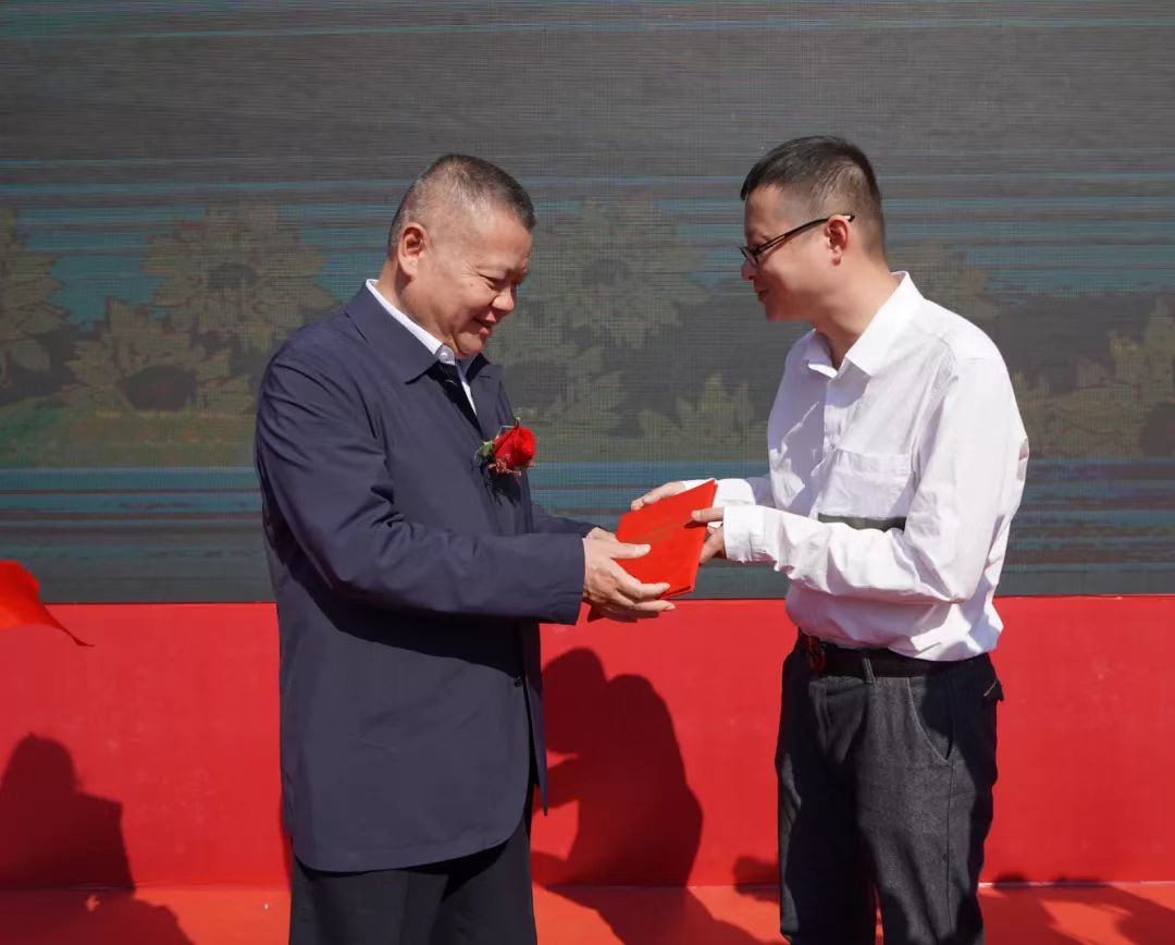 图一 景德镇市政协党组书记、主席俞小平为特等奖选手颁奖.jpg