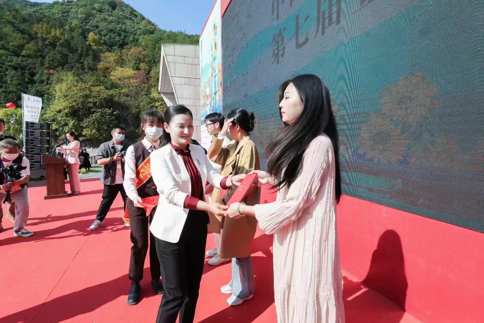 图二 珠山区区委书记徐华等领导为获奖选手颁奖.jpg