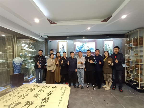 图五 徐胜谷与湾区媒体走读景德镇采风团一行合影.jpg
