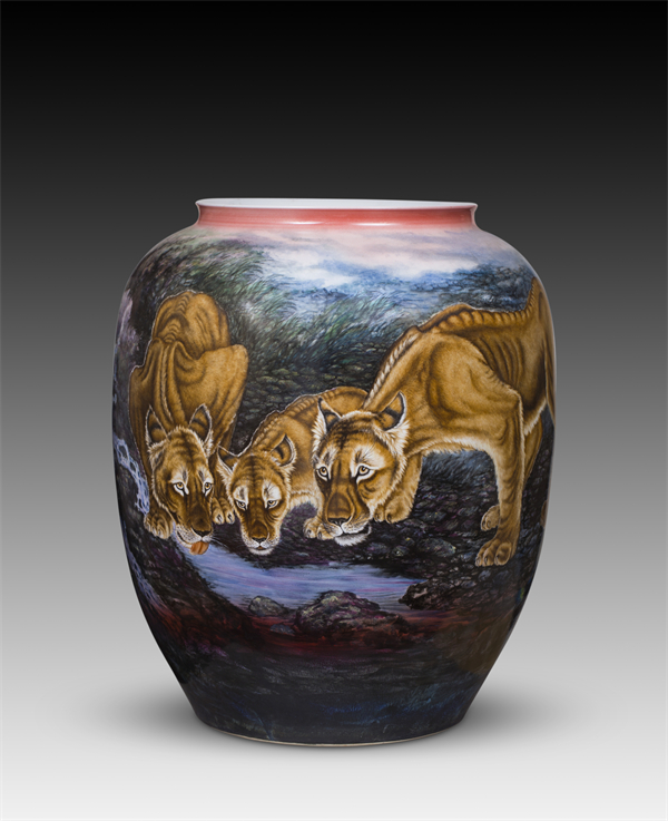 图二 徐胜谷作品：颜色釉加彩，千件瓷器罐《狮饮清泉》.jpg