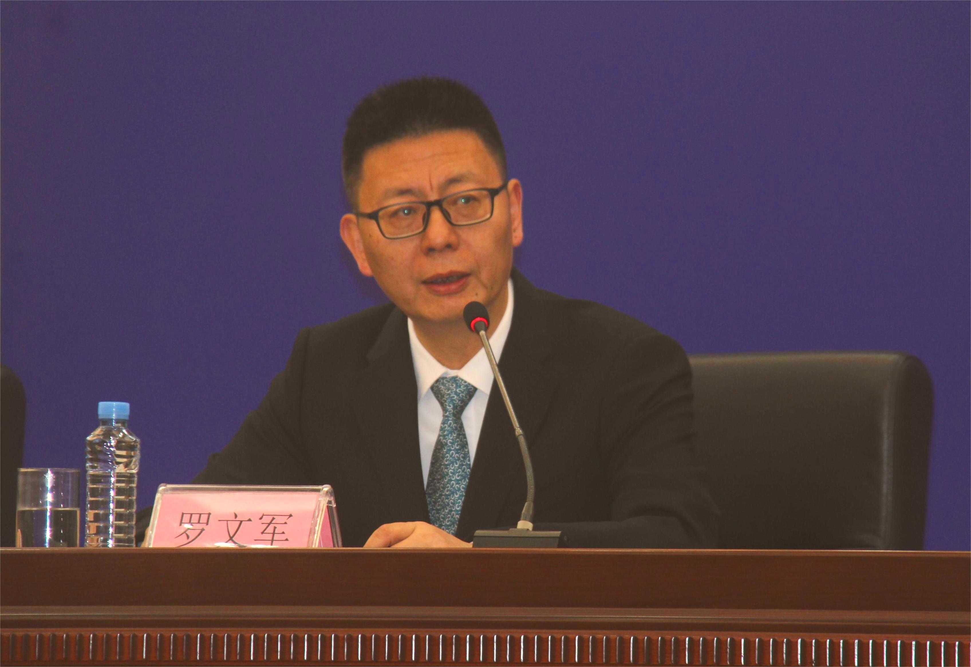 圖四 景德鎮市人民政府副市長、景德鎮高新區黨工委書記羅文軍介紹景德鎮會場活動情況.JPG