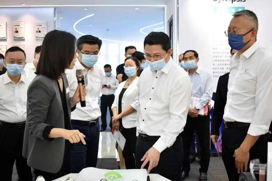3、惠州市市長溫金榮（中）在考察惠州仲愷港澳青年創業基地.jpg