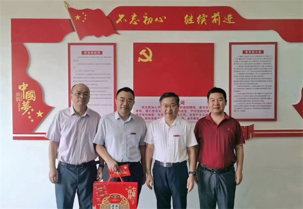 图二 井冈山大学原校长曾建平（右二）2022教师节慰问该校引进人才赵伟博士.jpg