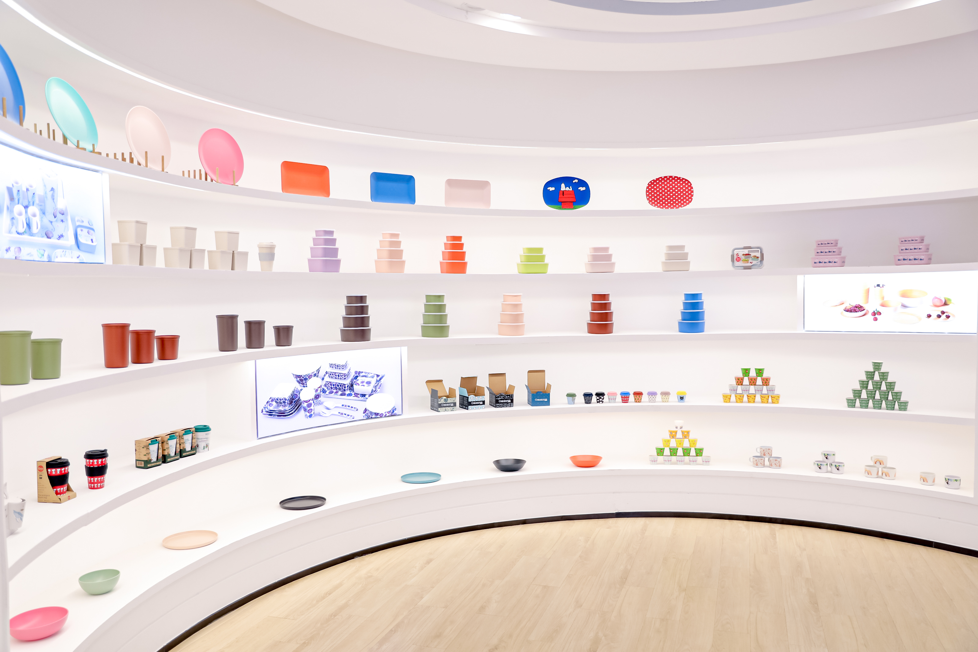 图三 永晟科技的环保再生应用系列餐具产品琳琅满目，拥有全球领先技术.JPG