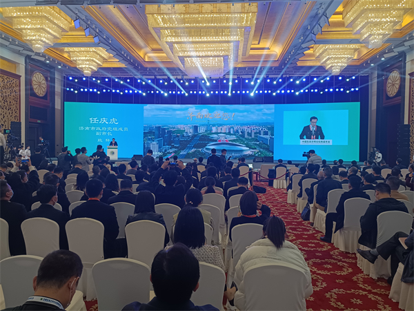 图四 济南市副市长任庆虎代表下一届论坛举办城市表态发言.jpg