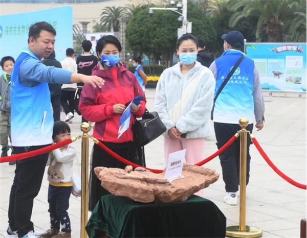 图2：南昌市活动现场，科普宣传员讲解化石成因.jpg