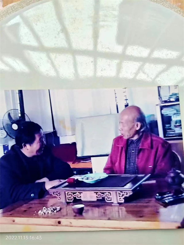 图四 杨文峰与景德镇市雕塑艺术协会秘书长刘远长大师交谈.jpg