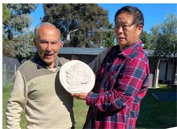 图五  杨文峰给墨尔本议长做的头像泥塑.jpg