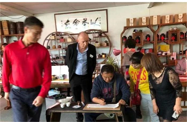 图七  杨文峰在澳大利亚进社区艺术交流.jpg