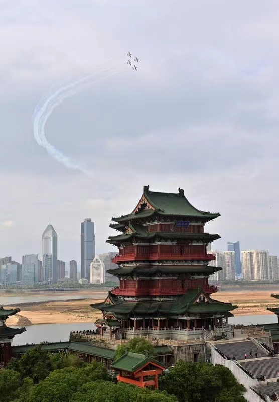 图三 滕王阁上空的特技飞行表演.jpg