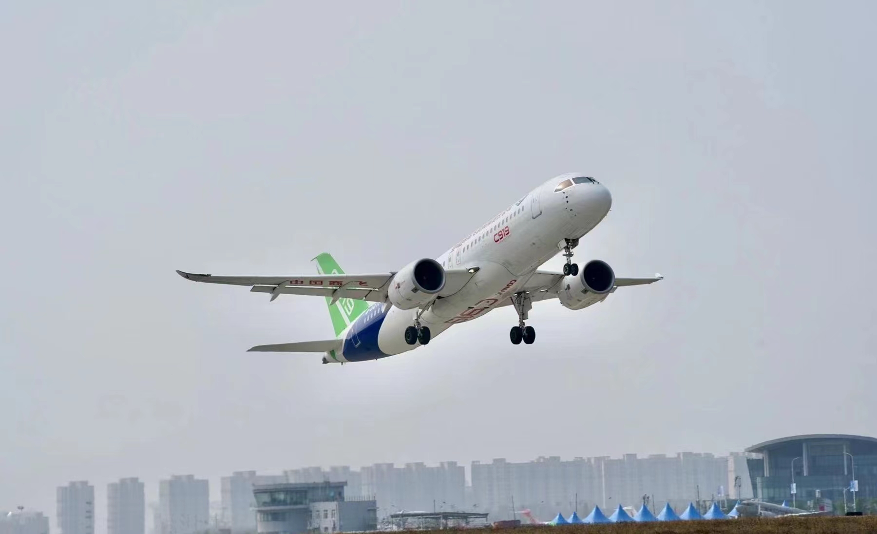 图四 大飞机试飞.jpg