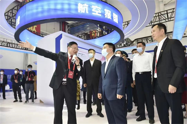 图四 叶建春等领导巡展.jpg