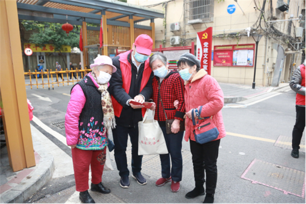 图一 江西省人大常委会青年干部走进金盘东路社区开展法治宣传.jpg