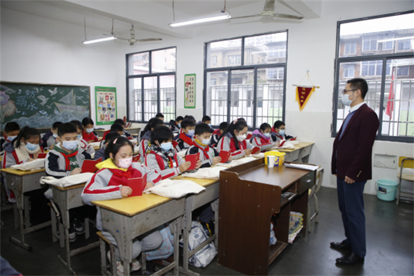 图二 法工委青年干部曹雄辉为六年级学生讲了一堂生动的宪法宣传教育课.jpg