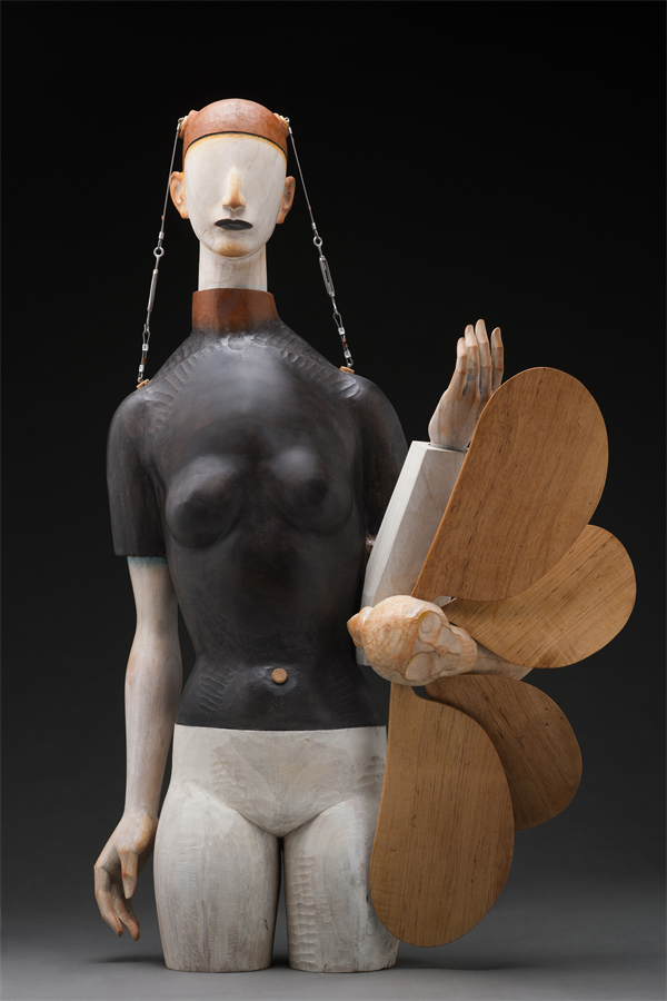 杜春风 失重的月光 2021 香樟木着色、金属 120×68×30cm.jpg