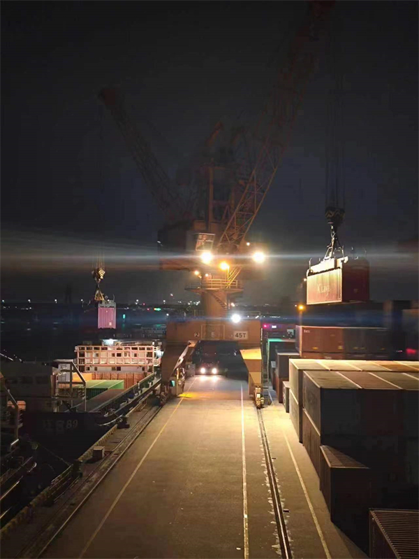 4:企业预约通关货物夜间完成监管顺利起吊装船。.jpg