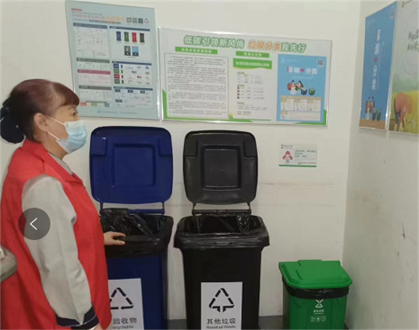 志愿引导员对垃圾投放人员进行引导.jpg