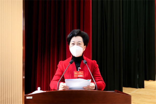 图二 景德镇市市长胡雪梅作《政府工作报告》。 余乐俭 摄.jpg