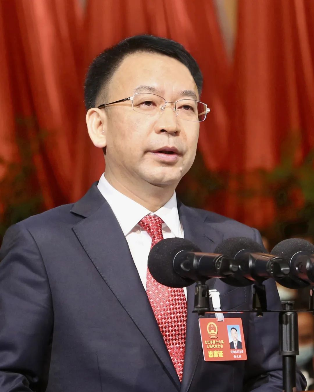 图二 市委副书记、市长杨文斌作政府工作报告.jpg