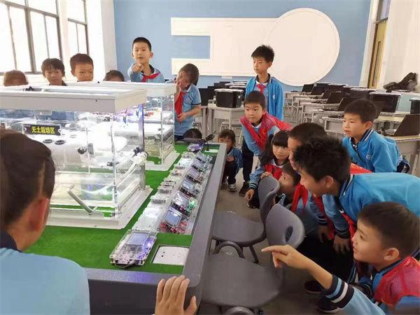 图三 同学们在研究智能机械手的运营场景.jpg