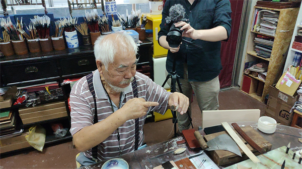 張洪霓示範製作毛筆.jpg