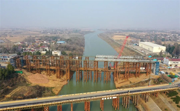 2.安徽巢湖：沐集大橋進入主橋鋼樑安裝中.jpg