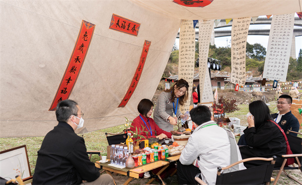 圖二：富有創意的場景設計作品吸引了無數嘉賓參與互動（陳建澎 攝）.jpg