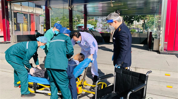 苏元站救助七旬老人2 郭应旭摄.jpg