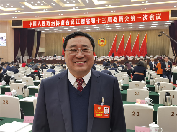 图二 江西省政协委员、豫章师范学院党委书记赵恒伯接受本报采访.jpg