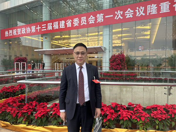 圖片說明：福建省政協十三屆一次會議1月10日在福州開幕，盧錦欽滿懷信心，意氣風發走進福建會堂。.jpg