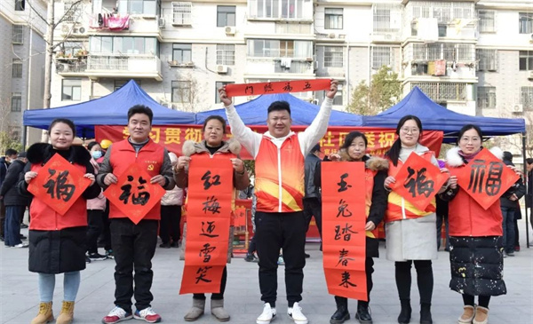 2.安徽巢湖：寫春聯送祝福  翰墨飄香年味足.jpg